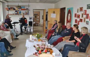 Mit musikalischer Untermalung von „Common Mind“ und originalgetreuer ostfriesischer Teezeremonie feierte das FrauenZimmer seinen ersten Geburtstag. Foto: uml
