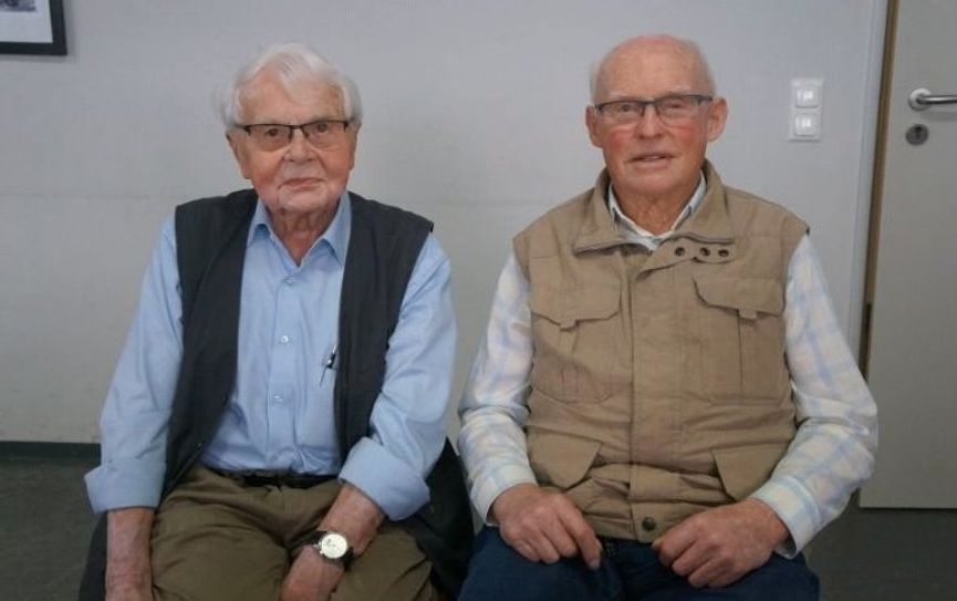 Johann Pape (links) und Johann Dücker sind in der Gedenkstätte Lager Sandbostel zu Gast.  Foto: Gedenkstätte Lager Sandbostel