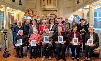 In Kirchwistedt feierten kürzlich 27 Konfirmandinnen und Konfirmanden das Fest der Eisernen beziehungsweise Diamantenen Konfirmation. Foto: khe