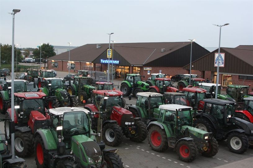 Die Landwirte haben die Nase voll davon, als Umweltverschmutzer und Tierquäler dargestellt zu werden und protestierten mit ihrem Trecker-Konvoi auch gegen die Bundespolitik von Agrarministerin Julia Glöckner.