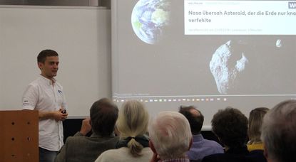 Vielfältige Probleme im Orbit um unseren Planeten: Diplomingenieur Dr. Vitali Braun von der European Space Agency (ESA) verdeutlichte in seinem Vortrag, wie dramatisch das Problem des Weltraumschrotts für die Satellitenbetreiber inzwischen geworden ist.  Foto: ue