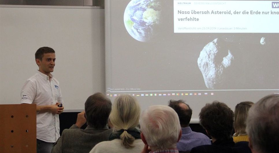 Vielfältige Probleme im Orbit um unseren Planeten: Diplomingenieur Dr. Vitali Braun von der European Space Agency (ESA) verdeutlichte in seinem Vortrag, wie dramatisch das Problem des Weltraumschrotts für die Satellitenbetreiber inzwischen geworden ist.  Foto: ue