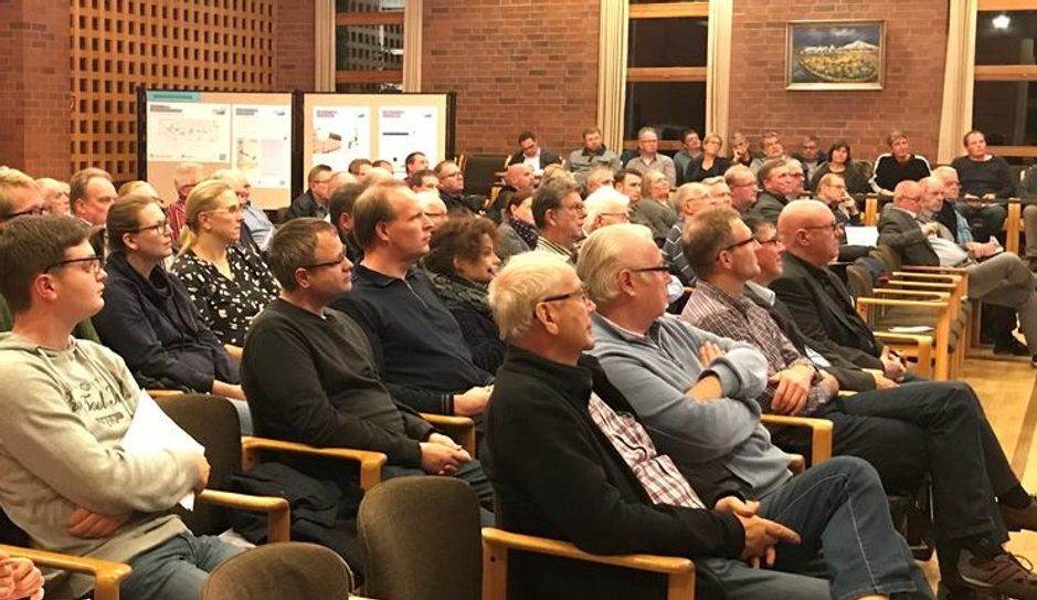 Rund 100 Besucher verfolgten interessiert den Ausführungen der Planungsgruppe. Foto: NLStBV