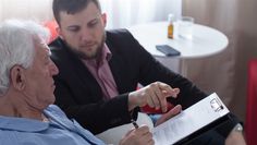 Wichtig bei der vorweggenommenen Erbfolge ist die rechtliche Beratung. 
 Foto: adobestock/Photographee.eu