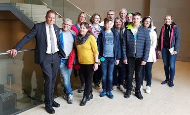 Der Bundestagsabgeordnete Andreas Mattfeldt begrüßte in Berlin Vertreter des Ortsverbandes der DLRG aus Lilienthal.  Foto: eb