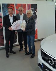 Zufrieden und mit dem Versprechen, im nächsten Jahr die Turniertradition fortzusetzen, übergibt Dittmar Schreyer Ulrich Brandt (Vorsitzender des Freundeskreises der Freilichtbühne Lilienthal e.V.) und Rolf Meyer (Freilichtbühne Lilienthal) den symbolischen Spendenbetrag in „großen Scheinen“.   Foto: eb