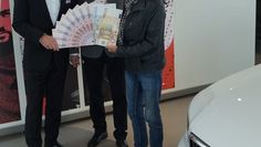 Zufrieden und mit dem Versprechen, im nächsten Jahr die Turniertradition fortzusetzen, übergibt Dittmar Schreyer Ulrich Brandt (Vorsitzender des Freundeskreises der Freilichtbühne Lilienthal e.V.) und Rolf Meyer (Freilichtbühne Lilienthal) den symbolischen Spendenbetrag in „großen Scheinen“.   Foto: eb