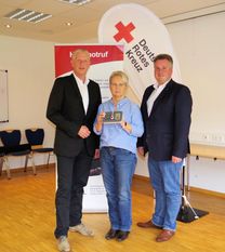 Christian Meyer-Hammerström, Geschäftsführer der Osterholzer Stadtwerke, Maike Chuttek-Kölpin, Fachberaterin des DRK-Hausnotrufdienstes, und Patrick Grotheer, Geschäftsführer des DRK-Kreisverbandes Osterholz e.V. (von links), stellten am Donnerstag das neue Partnerprogramm vor. Foto: lse