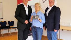 Christian Meyer-Hammerström, Geschäftsführer der Osterholzer Stadtwerke, Maike Chuttek-Kölpin, Fachberaterin des DRK-Hausnotrufdienstes, und Patrick Grotheer, Geschäftsführer des DRK-Kreisverbandes Osterholz e.V. (von links), stellten am Donnerstag das neue Partnerprogramm vor.  Foto: lse