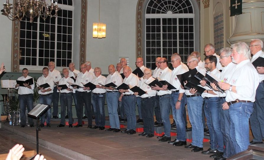 Musikalische Vielfalt: Neben bekannten Stücken der vergangenen zehn Jahre präsentierte die „Harmonie“ auch neue Lieder zum Konzert-Motto „Männer-Träume“.  Foto: Jochen Hake