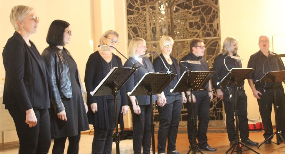 Einen musikalischen Hochgenuss durch das Kirchenjahr präsentierte das Gesangsensemble „Viddel 12“ in der Auferstehungskirche in Bremervörde.  Foto: im