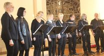 Einen musikalischen Hochgenuss durch das Kirchenjahr präsentierte das Gesangsensemble „Viddel 12“ in der Auferstehungskirche in Bremervörde.  Foto: im