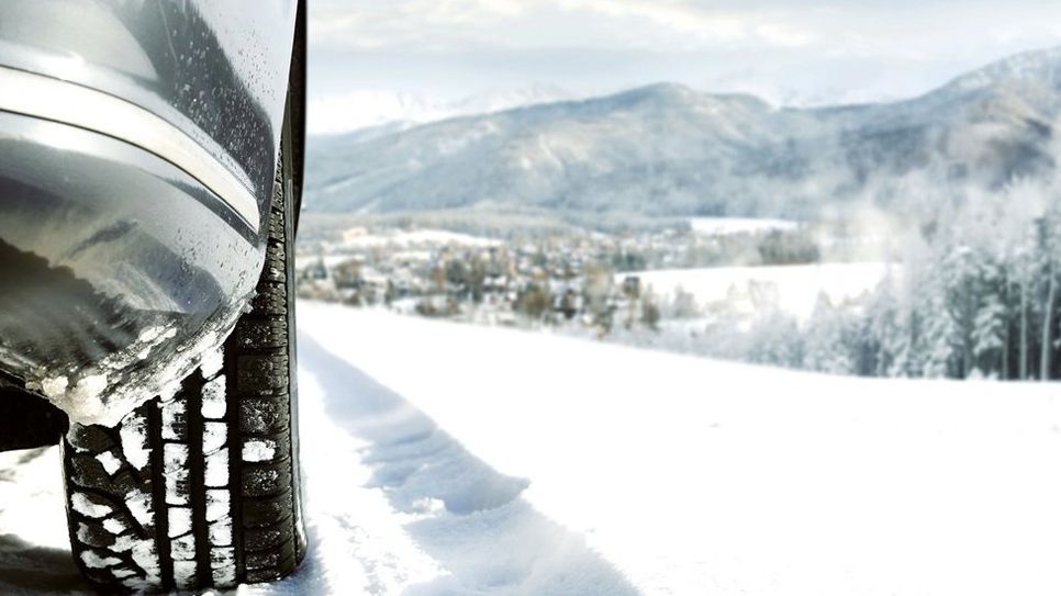 Auf winterliche Straßen sollten sich Autofahrer rechtzeitig einstellen - Wer Urlaub in alpinen Regionen plant, ganz besonders. Foto: djd/www.garantie-direkt.de/magdal3na - stock.adobe.com