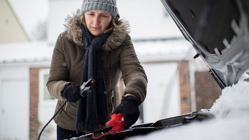 Kraftlos nach einer frostigen Nacht: Im Winter häuft sich wieder die Zahl der Batteriepannen. Mit einem Proficheck in der Werkstatt können Autofahrer vorbeugen. Foto: djd/Robert Bosch GmbH/Getty