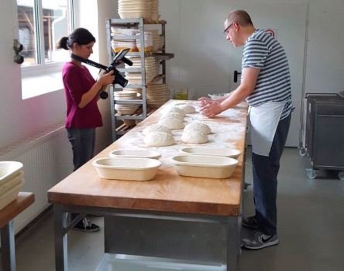 Passt!-Mitarbeiterin Anuschka Bacic dreht in der Backstube von Petsch-Brot@Rahel Petscheleit.  Foto: eb