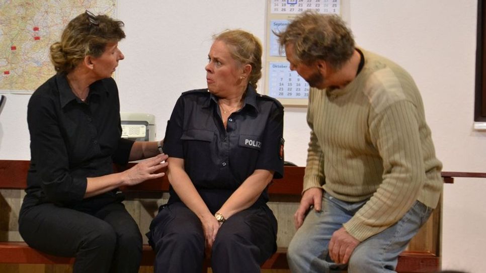 Die Reinmachefrau (Kerstin Müller, links) und der Vagabund (Diethelm Meyer) reden auf  Polizeiobermeisterin (Tamara Ranke) ein.  Foto: ui