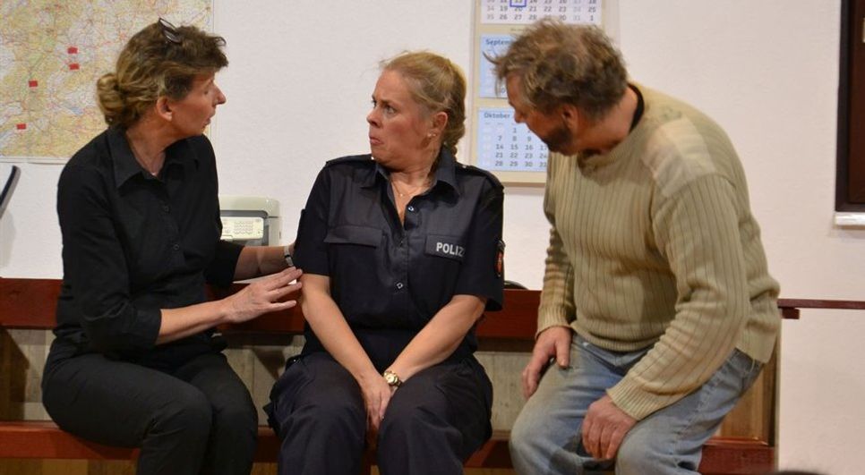 Die Reinmachefrau (Kerstin Müller, links) und der Vagabund (Diethelm Meyer) reden auf  Polizeiobermeisterin (Tamara Ranke) ein.  Foto: ui