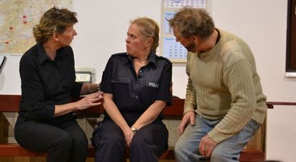 Die Reinmachefrau (Kerstin Müller, links) und der Vagabund (Diethelm Meyer) reden auf  Polizeiobermeisterin (Tamara Ranke) ein.  Foto: ui