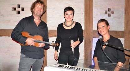 Stanley Becker, Lia Roth und Franziska Fürnberg sind Bella Acoustic Vibes. Das Trio begeisterte in der Bötjerschen Scheune. Foto: ui