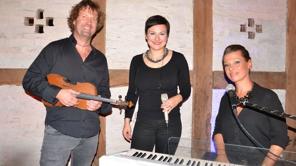Stanley Becker, Lia Roth und Franziska Fürnberg sind Bella Acoustic Vibes. Das Trio begeisterte in der Bötjerschen Scheune.  Foto: ui