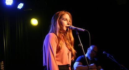 „Ich stehe heute nicht nur als Musikerin auf der Bühne, sondern auch als Betroffene“, gab Gunst zu Beginn des Konzertes offen zu.  Foto: fr