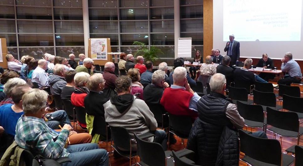 Bürgermeister Torsten Rohde begrüßte die Anwesenden im Ratssaal zum Brainstorming in Sachen Verkehrsentwicklungsplan.  Foto: hc