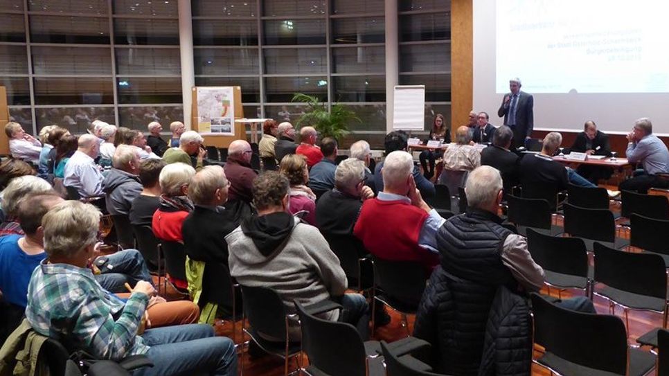 Bürgermeister Torsten Rohde begrüßte die Anwesenden im Ratssaal zum Brainstorming in Sachen Verkehrsentwicklungsplan.  Foto: hc