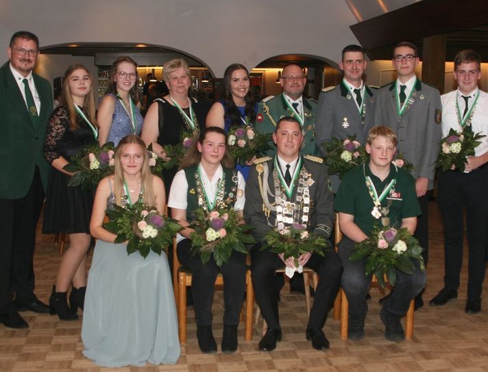 Bezirkspräsident Thomas Brunken (links) mit der Königsfamilie 2019/2020.  Foto: sla