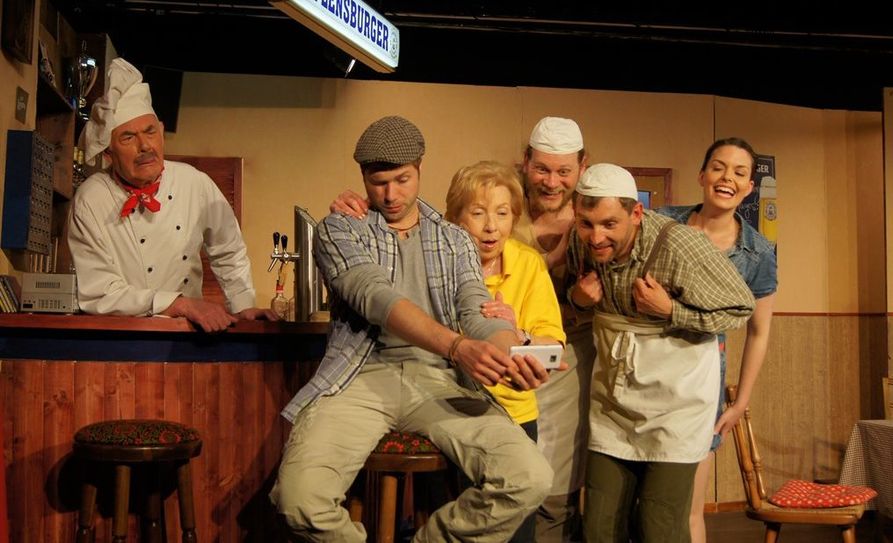 „Landeier (Bauern suchen Frauen)“ ist eine Komödie von Frederik Holtkamp unter Regie von Dominik Paetzholdt und läuft seit 1. November wieder in Worpswede. Foto: eb