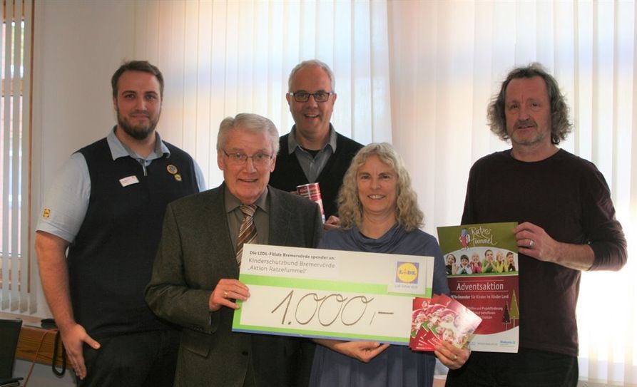 Über 1.000 Euro für einen guten Zweck freuen sich Lasse Hallmann (von links), Uwe Matthias, Norbert Wolf, Petra Fischer und Dirk von Glahn.  Foto:  sla