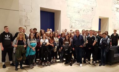 Mit viel Neugier im Gepäck haben die Schülerinnen und Schüler der Waldschule Schwanewede Andreas Mattfeldt (vorn) in Berlin ihre Fragen gestellt. Foto: eb