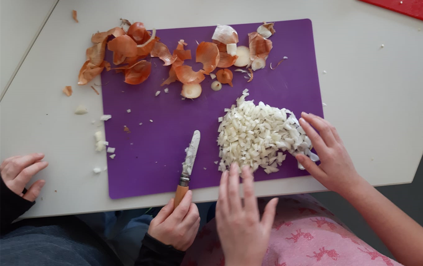 Die Schüler/innen der Ganztagsschule Ritterhude durften bei der Aktion selbst Hand anlegen und gesund kochen.Foto: Edeka Braasch
