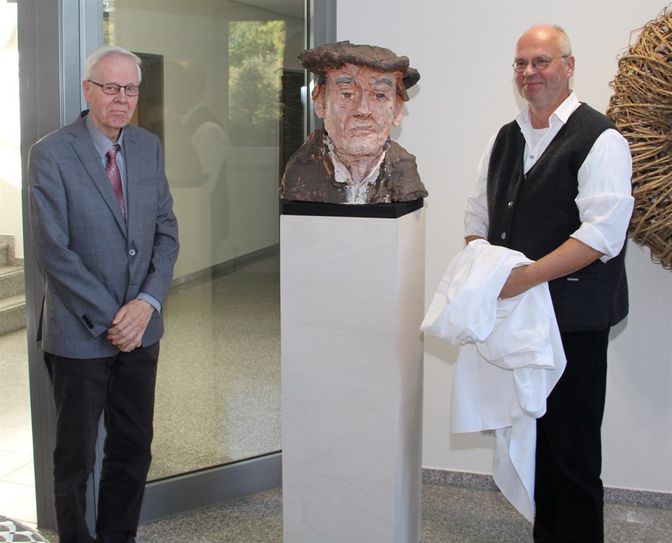 Der Künstler Harald Birck (rechts) enthüllte in einem feierlichen Akt die von der Samtgemeinde erworbene Luther-Büste. Ehrenbürgermeister Hans-Hermann Brandt (links) hatte dafür vor zwei Jahren auf dem Lutherfest der St. Lamberti-Kirchengemeinde Modell gesessen.  Foto: ue
