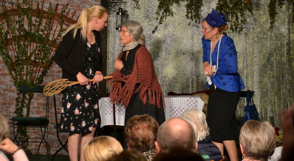 Von links: Elli (Petra Mehrtens) muss Oma (Waltraut Peters) den Teppichklopfer wegnehmen, mit dem sie auf Bella (Marion Peper) losgegangenen ist. Foto: ui