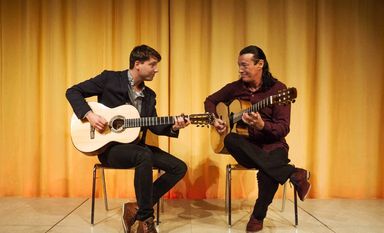 Lulo reinhardt und Daniel Stelter sind Profis auf der Gitarre und werden das Publikum mit ihrem Können begeistern. Foto: eb