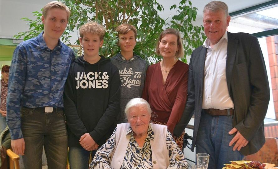 Familie Michlson mit dem Geburtstagskind in ihrer Mitte. Von links: Erik, Arnd, Leif, Ingrid und Knud.  Foto: ui