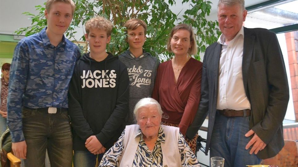 Familie Michlson mit dem Geburtstagskind in ihrer Mitte. Von links: Erik, Arnd, Leif, Ingrid und Knud.  Foto: ui