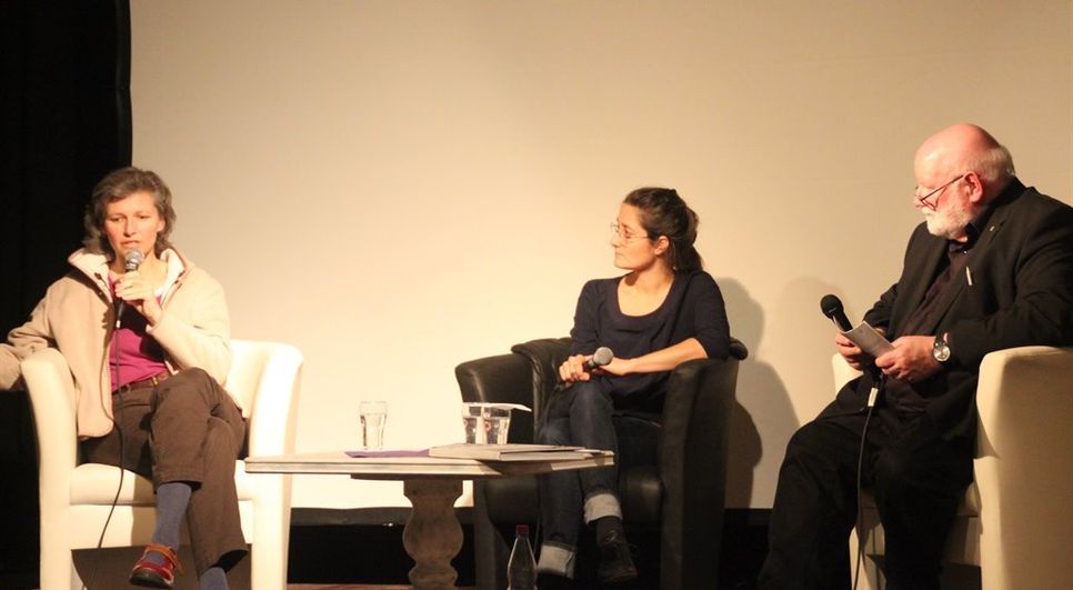Sabine Fröhlich (l.), jahrelang gefangen in immer wiederkehrenden Depressionen, die Fotografin Nora Klein, Herausgeberin des Bildbandes „Mal gut, mehr schlecht - sensible Einsichten in die Innenwelt der Depression“ und Moderator Klaus Manal stellten sich nach den zutiefst berührenden Vorträgen den interessierten Besuchern und standen ihnen gerne Rede und Antwort.  Foto: im
