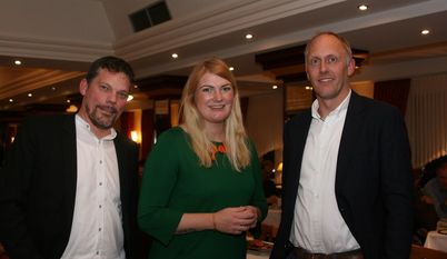 Die wetreu-Geschäftsführer Arne Suhr (l.) und Ulf Schomacker bedankten sich bei Julia Nissen für einen kurzweiligen Vortrag.  Foto: sla