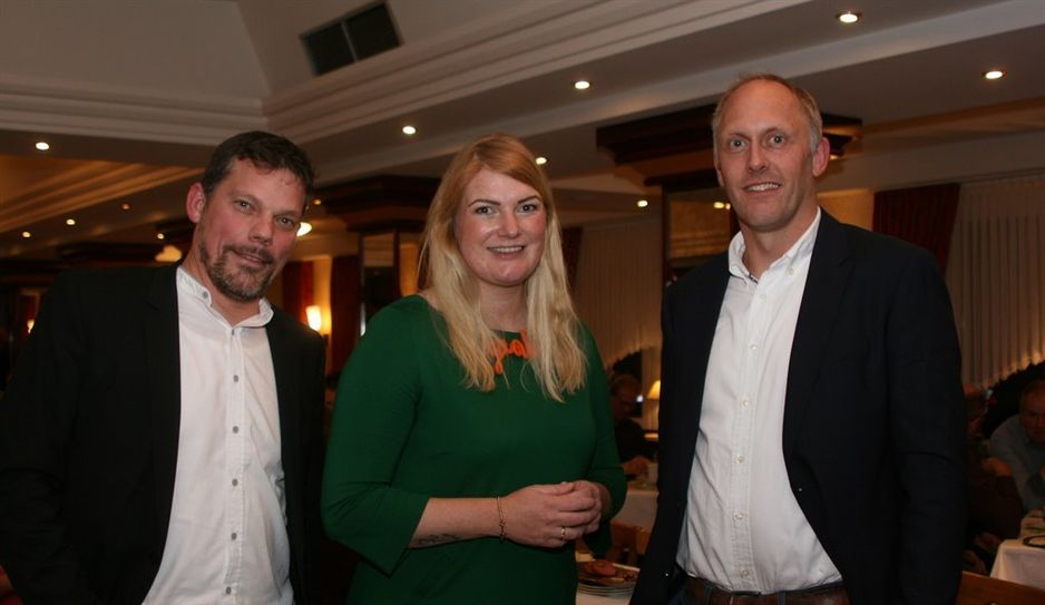 Die wetreu-Geschäftsführer Arne Suhr (l.) und Ulf Schomacker bedankten sich bei Julia Nissen für einen kurzweiligen Vortrag.  Foto: sla