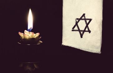 „Ein Licht für Menschlichkeit“. Beginn der Lichterkette ist gegen 18 Uhr.