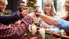 Am Jahresende ist sie ein Highlight - die alljährliche Weihnachtsfeier. Ob mit Kollegen, Freunden oder Familie, mit ein paar Tipps wird sie für Erinnerungen sorgen.  Foto: AdobeStock/monkey business