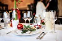 Eine festlich gedeckte und dekorierte Tafel erwartet die Gäste einer Weihnachtsfeier in den Restaurants. Diese sind beliebte Ausflugsorte vor Weihnachten.  Foto: Fotolia/ilfotokunst