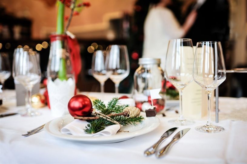 Eine festlich gedeckte und dekorierte Tafel erwartet die Gäste einer Weihnachtsfeier in den Restaurants. Diese sind beliebte Ausflugsorte vor Weihnachten.  Foto: Fotolia/ilfotokunst