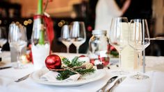 Eine festlich gedeckte und dekorierte Tafel erwartet die Gäste einer Weihnachtsfeier in den Restaurants. Diese sind beliebte Ausflugsorte vor Weihnachten.  Foto: Fotolia/ilfotokunst