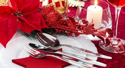 Eine festlich gedeckte und dekorierte Tafel erwartet die Gäste einer Weihnachtsfeier in den Restaurants. Diese sind beliebte Ausflugsorte vor Weihnachten. Foto: Fotolia/Archiv_PhotoSG