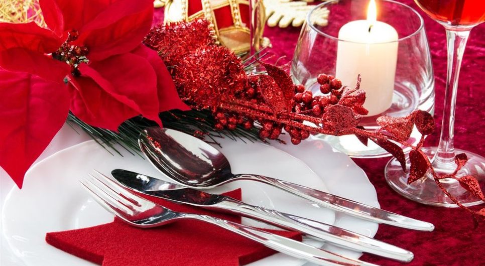Eine festlich gedeckte und dekorierte Tafel erwartet die Gäste einer Weihnachtsfeier in den Restaurants. Diese sind beliebte Ausflugsorte vor Weihnachten.  Foto: Fotolia/Archiv_PhotoSG