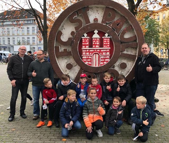 Die glücklichen Gewinner der „Fußballspaß“-Aktion konnten kürzlich ein Heimspiel vom 1. FC St. Pauli live erleben.  Foto: eb