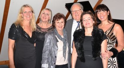 Peter Schwalbe umringt von Frauen. Von links: Pianistin Bettina Fischer, Sängerin Ute Härtel, Ilona Schwalbe, die Sängerinnen Annette Ziellenbach und Larissa Schröder.  Foto: ui