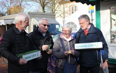 Osterholz-Scharmbeck. Die Klosterholz-Tombola ist Woche für Woche im Einsatz für den guten Zweck. So auch die Prominenten der Kreisstadt. An diesem Freitag schnallte sich Reinhard Kock, Bürgermeister der Samtgemeinde Hambergen, auf dem Scharmbecker Marktplatz den grünen Bauchladen um und bot seine bunte Papierware feil. Reinhard Kock stellt sich seit Jahren traditionellerweise in den ehrenamtlichen Dienst der Klosterholz-Tombola und gab auch in diesem Jahr sein Bestes, die Lose an die Besucher und Besucherinnen des Scharmbecker Wochenmarktes zu bringen - mit Erfolg. 
 Foto: Jennifer Fabienne Kramer